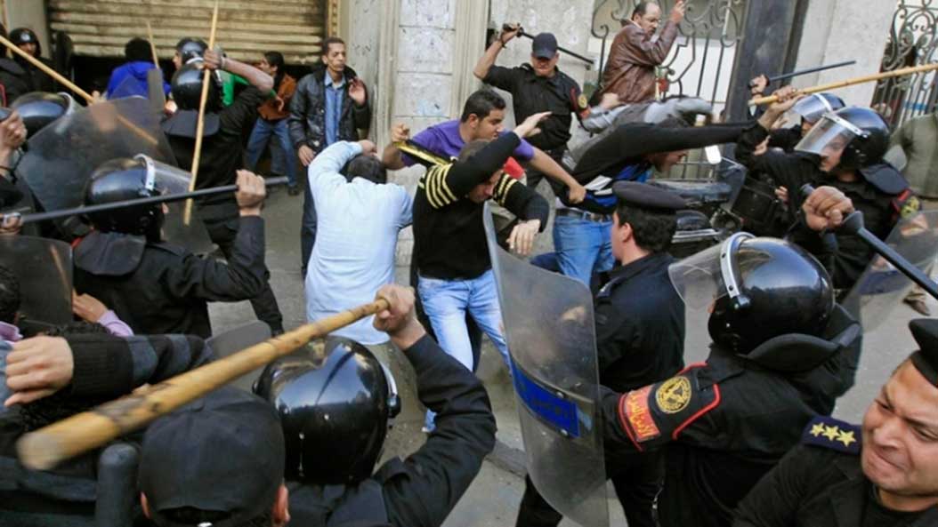 Egyptisk politi i action i Cairo ved en demonstration.