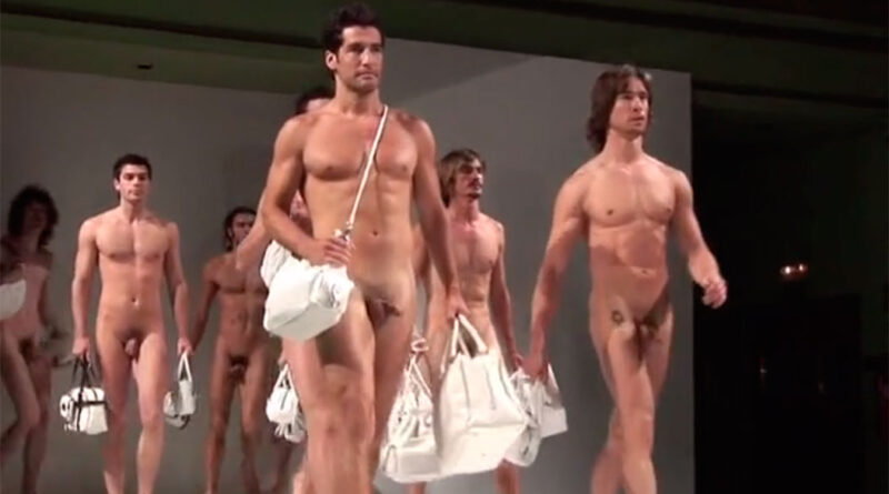 Modeller går nøgen-catwalk