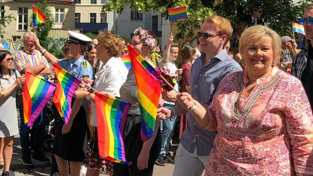 Norges statsminister, Erna Solberg, gik med i paraden til Oslo Pride 2019. 