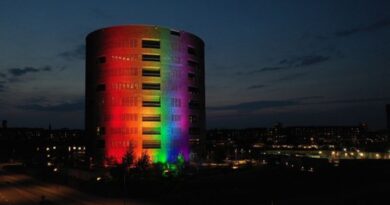Trafiktårnet lyser op i regnbuens farver