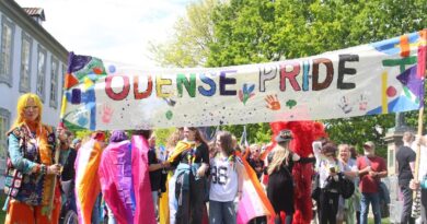 Odense Pride hejser stolt regnbueflaget