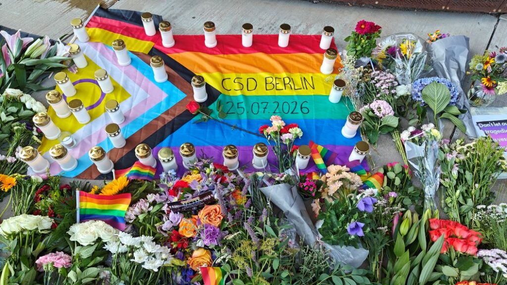 Smuk og rørende mindehøjtidelighed for ofrene fra Berlin Pride