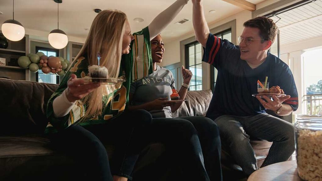 Sådan Arrangerer Du en Watch Party til Årets Største Sportskampe