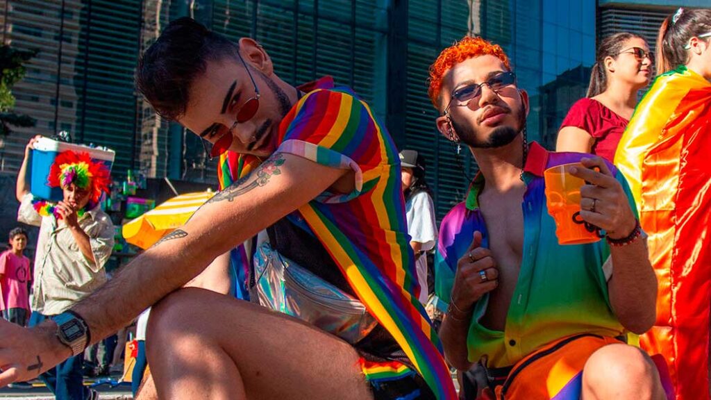 Pride, palietter og kønsneutral mode i LGBTQ+ miljøet i Danmark