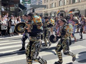 En gruppe dansere fra sydamerikanske Bolivia dansede sig i deres farvestrålende dragter gennem Stockholms gader