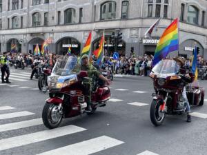 En gruppe motorcyklister på flot dekorerede motorcykler dyttede Prideparaden i gang.