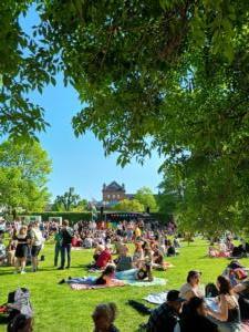 Mange nød det gode maj-vejr under Odense Pride