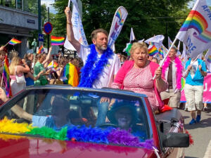 Tidligere statsminister Erna Solberg i højt pride-humør. Foto: Thomas Kristensen